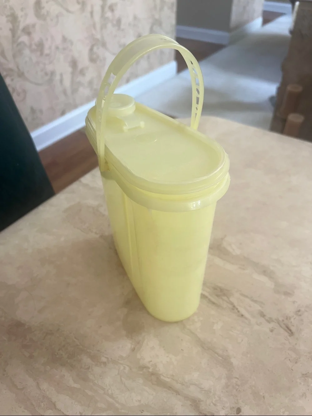 Tupperware Vintage Beverage Buddy With Handle 2 QT Yellow 587-1